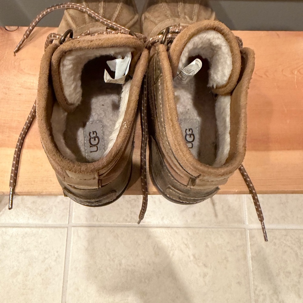 UGG women’s size 7 Tan Suede Duck Boots - Picture 6 of 7